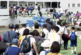 Evacuees leave volcanic Miyakejima for Tokyo